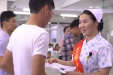 天使在人间！美女护士果断向倒地老人伸出援手！