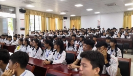 “心理健康进校园”讲座走进民族中学