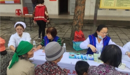 我院志愿者来到儋州市那大镇东兴社区开展了“笔墨挥洒迎新春，义诊义剪暖人心”公益活动