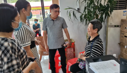 【为民办实事】儋州市人民医院羊轶驹院长慰问接种疫苗的离退休职工